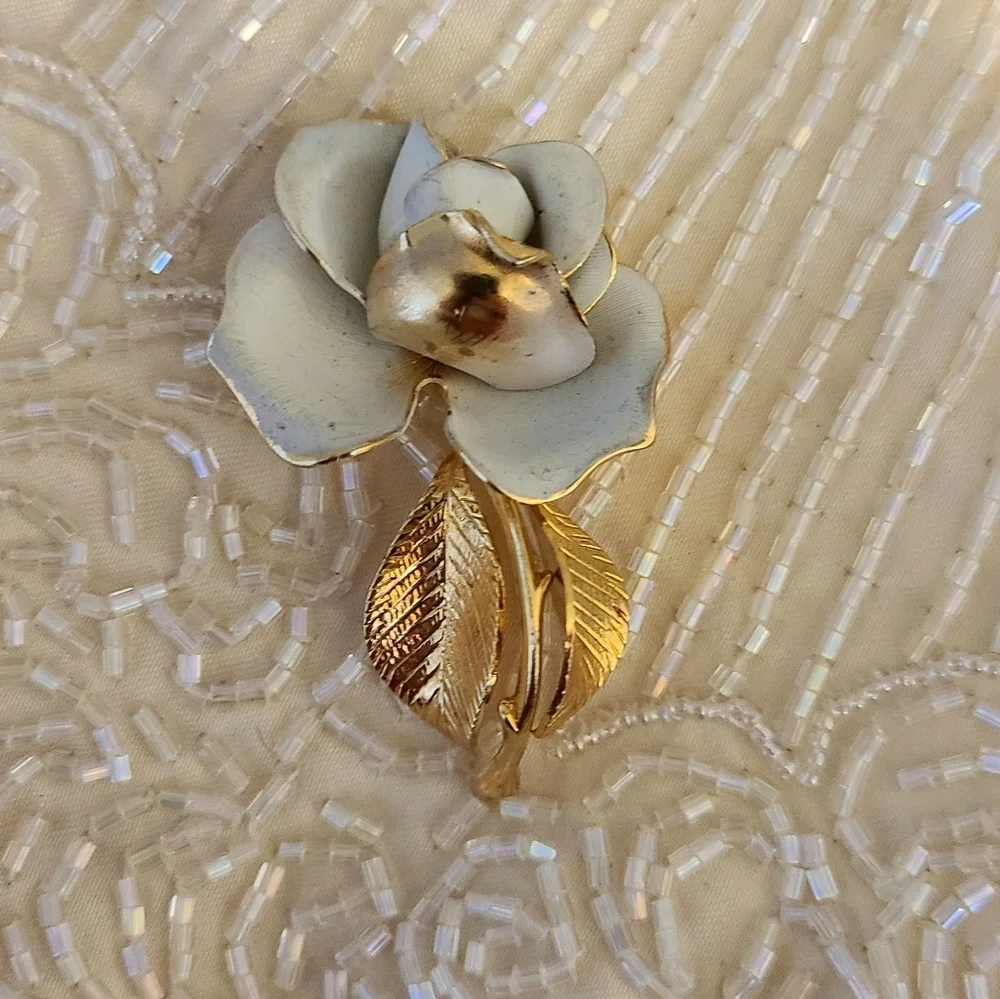 RARE VINTAGE WHITE & GOLD FLOWER PIN/BROOCH